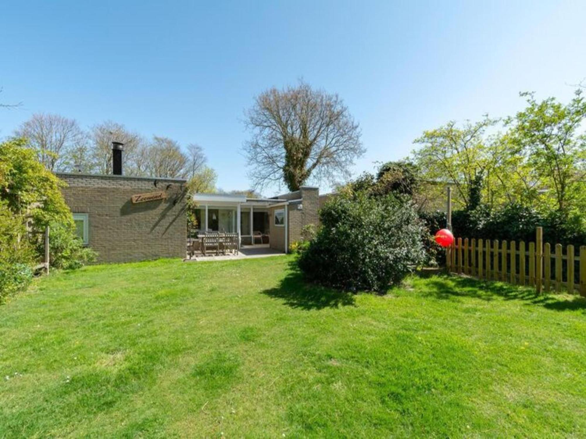 Stylish Bungalow With A Large Garden Sint Maartensvlotbrug Eksteriør billede