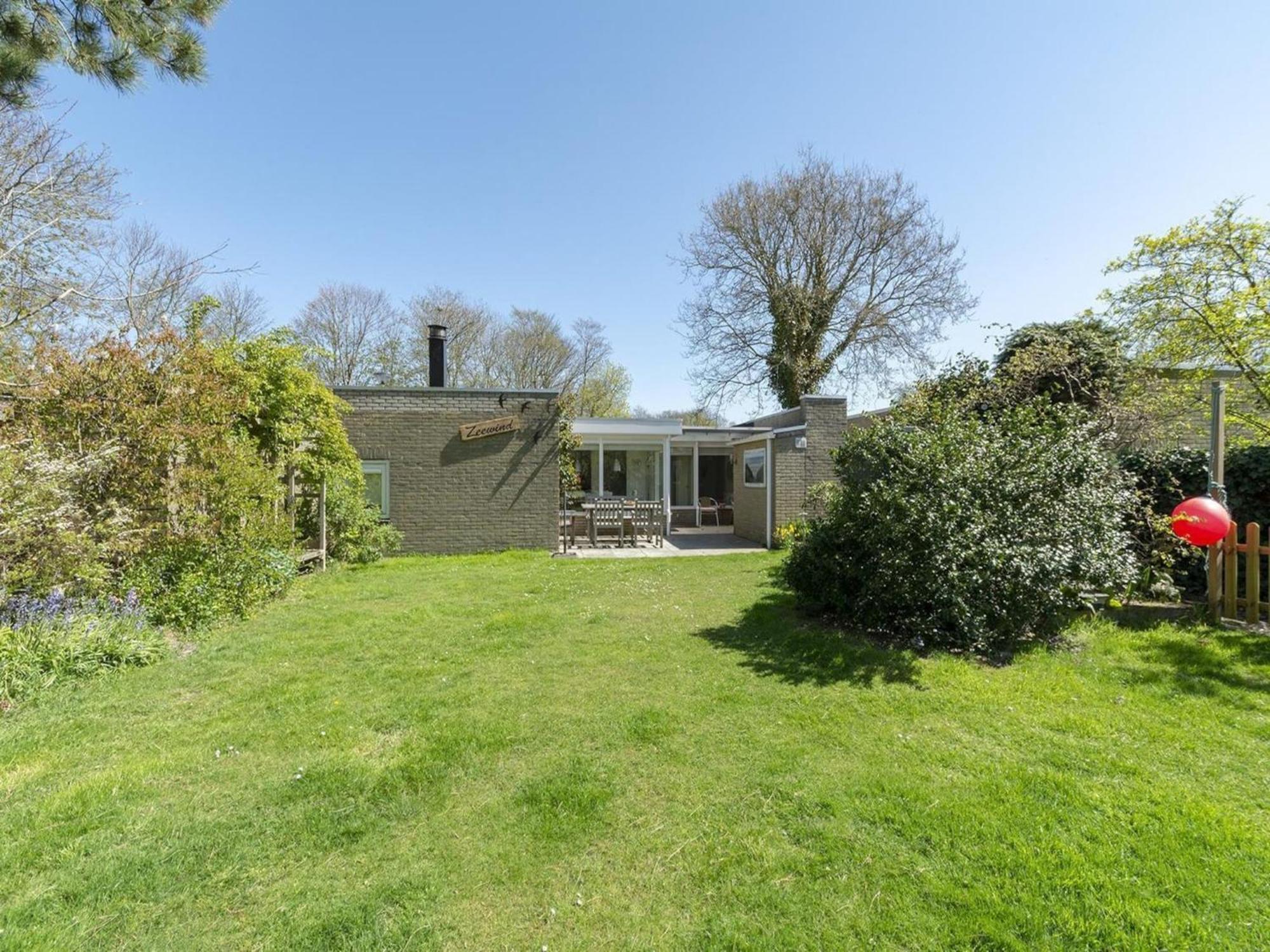 Stylish Bungalow With A Large Garden Sint Maartensvlotbrug Eksteriør billede
