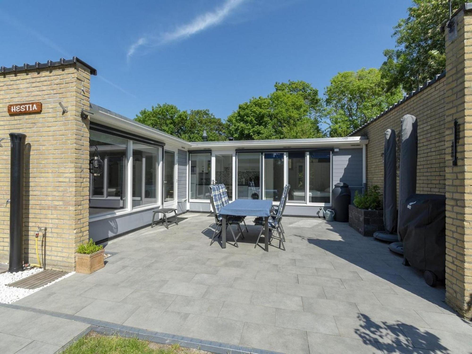 Stylish Bungalow With A Large Garden Sint Maartensvlotbrug Eksteriør billede