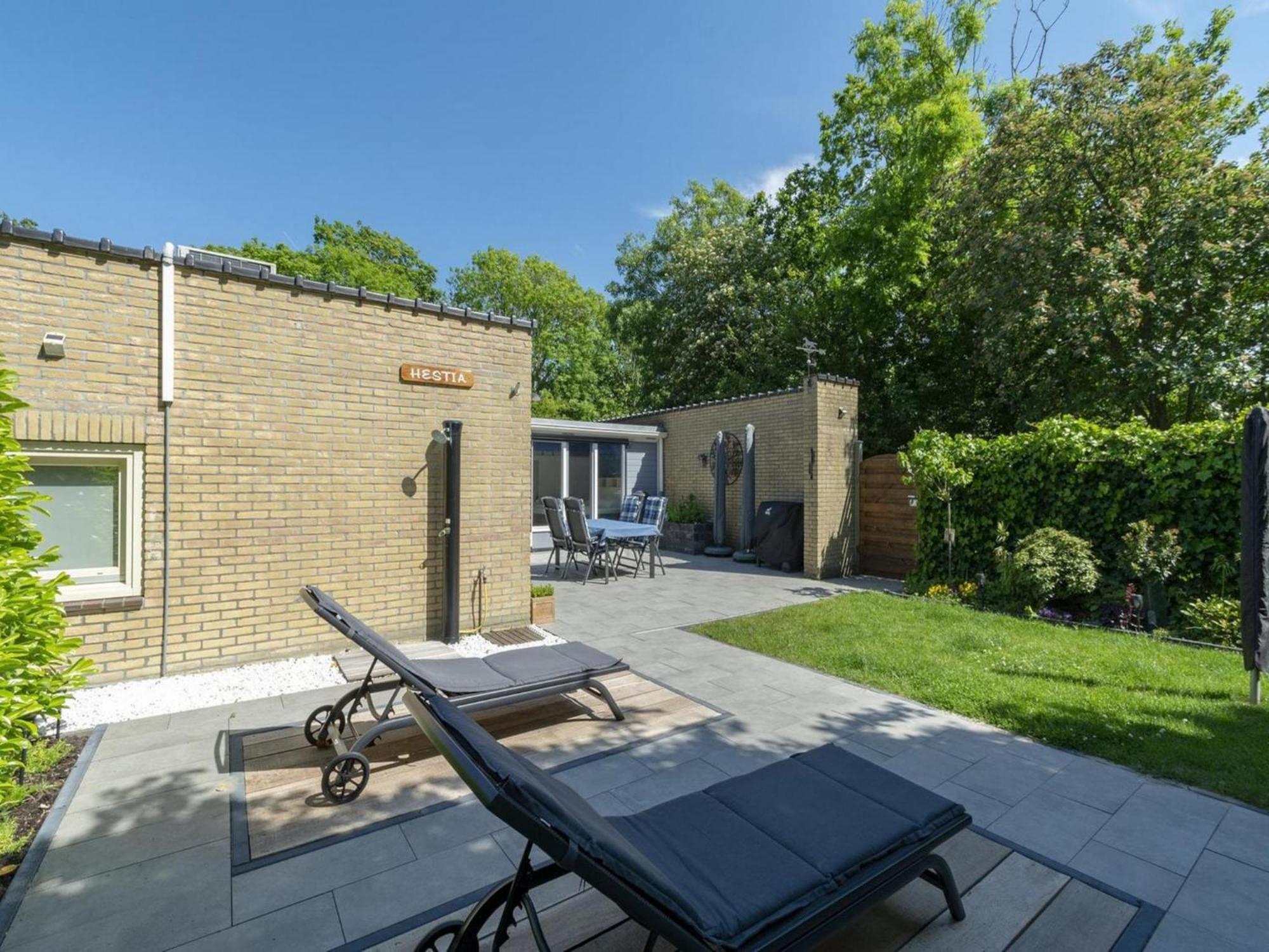 Stylish Bungalow With A Large Garden Sint Maartensvlotbrug Eksteriør billede