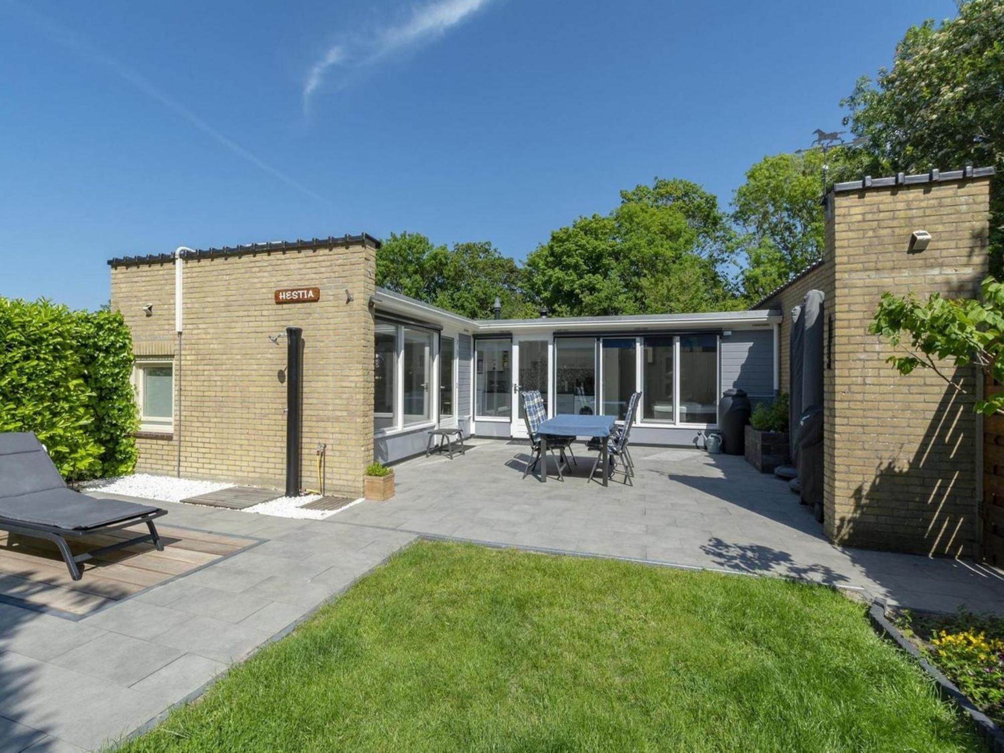Stylish Bungalow With A Large Garden Sint Maartensvlotbrug Eksteriør billede
